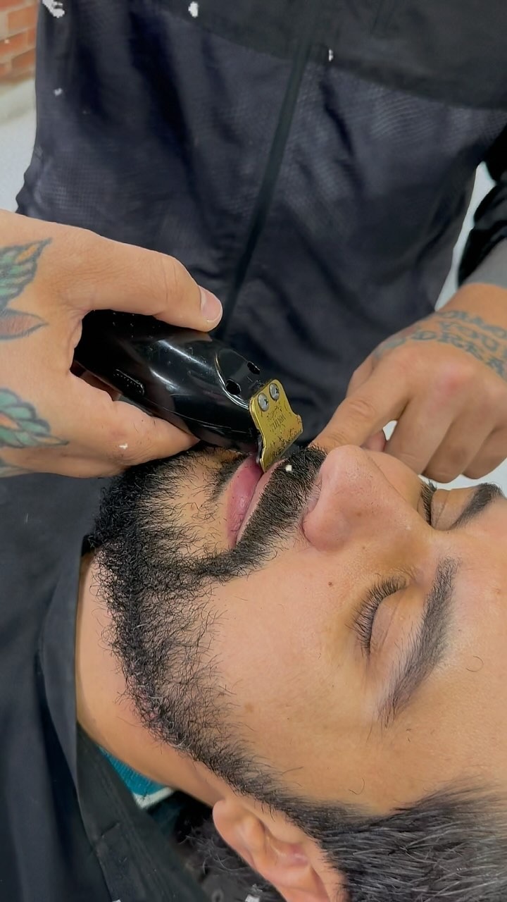 Com Navalha - Barbearia Brigadeiro
